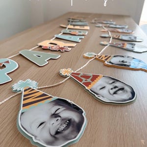 Könnte beinhalten: Eine weiße Keramik-Tasse mit schwarzem Henkel und dem Text "But First, Coffee" in schwarzer, fetter Schrift. Die Tasse steht auf einer weißen Oberfläche. Die Tasse ist etwa 10 cm hoch.