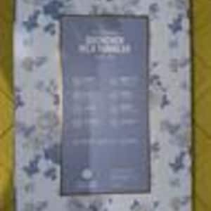 K&ouml;nnte beinhalten: Rechteckiger Bilderrahmen mit einem Blumenmuster in Blau- und Wei&szlig;t&ouml;nen. Der Rahmen hat eine zentrale &Ouml;ffnung f&uuml;r ein Foto und enth&auml;lt teilweise sichtbaren Text. Der Rahmen befindet sich auf einer gelben Oberfl&auml;che.