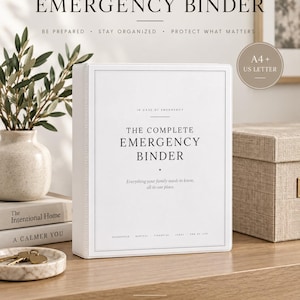 Op de afbeelding: Een witte ordner met drie ringen getiteld The Complete Emergency Binder met zwarte tekst op de kaft. De kaft bevat de zinnen In Case of Emergency, Everything your family needs to know, all in one place, en Household, Medical, Financial, Legal, End of Life.