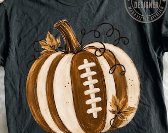 Pumpkin Football Mom Club PNG, clipart di softball autunnale, venerdì di football al liceo, maglietta scolastica per il giorno della partita, sublimazione Pod DTF