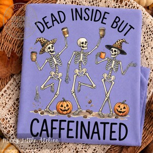 Muerto por dentro pero con cafeína PNG, Esqueleto Café Halloween PNG, Sublimación divertida de temporada espeluznante, Esqueleto bailando PNG, Amante del café PNG imagen 3