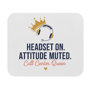 Puede incluir: Posavasos cuadrado blanco con esquinas redondeadas. Presenta una corona dorada sobre un gráfico de auriculares. El texto dice "HEADSET ON. ATTITUDE MUTED. Call Center Queen" en azul marino y coral. Un corazón dorado en la parte inferior.