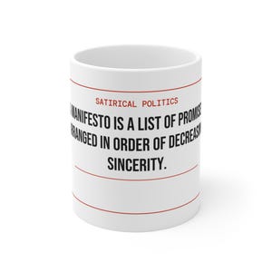 Peut inclure: Mug en céramique blanche avec l'inscription "MANIFESTO IS A LIST OF PROMIS ARRANGED IN ORDER OF DECREASING SINCERITY" en noir, avec "SATIRICAL POLITICS" au-dessus. Le mug a des lignes rouges en haut et en bas.