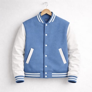 Könnte beinhalten: Eine blau-weiße Collegejacke mit Knopfleiste. Die Jacke hat weiße Ärmel, einen gestreiften Kragen und passende gestreifte Bündchen. Die Jacke hängt an einem Holzkleiderbügel.