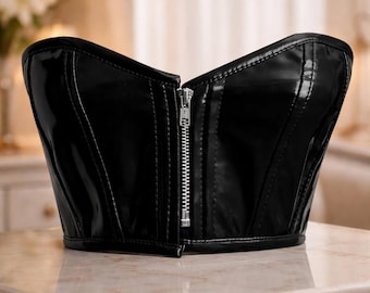 Top bustier de PVC negro – Top corto tipo corsé de charol hecho a mano con cremallera frontal y cordones en la espalda.