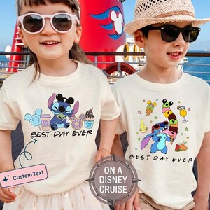 Könnte beinhalten: Zwei Kinder tragen cremefarbene T-Shirts mit Cartoon-Grafiken. Ein Shirt zeigt Stitch mit Donuts und dem Text "BEST DAY EVER". Das andere Shirt zeigt Stitch mit Eis und demselben Text. Die Shirts sind Teil eines Disney Cruise-Themas.