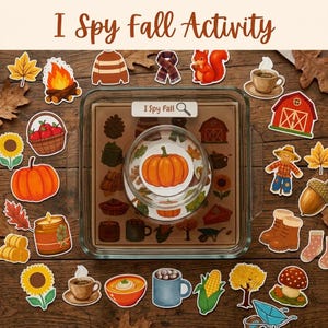 Puede incluir: Un set de actividad I Spy Fall con un plato de vidrio cuadrado que contiene un tablero de juego con ilustraciones otoñales. Alrededor del plato hay varias pegatinas troqueladas que incluyen una calabaza, un girasol, un granero y una ardilla.