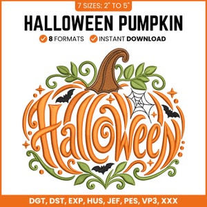 Op de afbeelding: Een borduurontwerp met een oranje pompoen met een bruine steel, groene bladeren en zwarte vleermuizen. Het woord Halloween is in de pompoenvorm verwerkt. Tekst: 7 SIZES: 2" TO 5", 8 FORMATS, INSTANT DOWNLOAD, DGT, DST, EXP, HUS, JEF, PES, VP3, XXX.