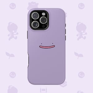Puede incluir: Una funda de teléfono lavanda con una cara de dibujos animados y una sonrisa simple. La funda tiene un recorte para la cámara con tres lentes y un flash. El fondo es de color púrpura claro con siluetas de personajes de dibujos animados.