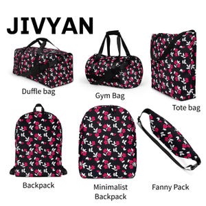 Puede incluir: Colección de bolsos con un estampado floral negro con flores rosas y hojas blancas. Incluye un bolso de lona, una bolsa de gimnasio, un bolso tote, una mochila, una mochila minimalista y una riñonera. La marca "JIVYAN" está en la parte superior.