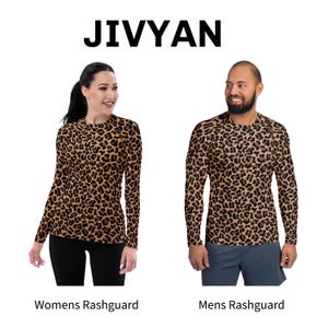 Op de afbeelding: Twee rashguards met lange mouwen en een bruin met zwart luipaardprintpatroon. De tekst JIVYAN staat in het midden bovenaan. Onder het linker kledingstuk staat de tekst Womens Rashguard en onder het rechter de tekst Mens Rashguard.