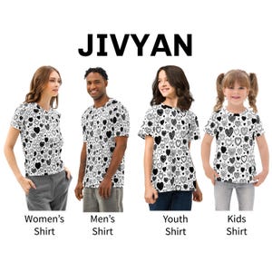 Può includere: Quattro magliette a maniche corte con un motivo ripetuto di cuori bianchi e neri. Le magliette sono etichettate JIVYAN e classificate come Women's Shirt, Men's Shirt, Youth Shirt e Kids Shirt, ognuna con un design grafico a tema cuori.