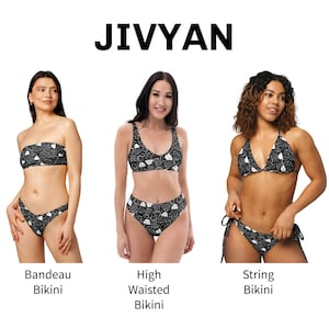 Könnte beinhalten: Das Bild zeigt drei Frauen in schwarz-weiß gemusterten Bikinis, mit dem Wort "JIVYAN" darüber. Die Bikini-Stile sind Bandeau, High-Waisted und String. Die Bikinis haben ein sich wiederholendes Muster aus weißen Formen auf schwarzem Hintergrund.
