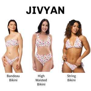 Könnte beinhalten: Das Bild zeigt drei Frauen in weißen Bikinis mit floralem Muster, darüber steht das Wort "JIVYAN". Die Bikini-Stile sind Bandeau, High Waist und String. Jeder Bikini hat einen weißen Hintergrund mit roten, gelben und blauen Blumenmustern.
