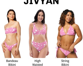 Komplet bikini w kolorze cukierkowego różu z nadrukiem w serca, komplet bikini z nadrukiem na całej powierzchni, bikini typu bandeau i bikini z wysokim stanem, dwa stroje kąpielowe Peace Beachwear