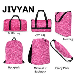 Puede incluir: Una colección de bolsos JIVYAN con un estampado de leopardo en rosa brillante. El conjunto incluye una bolsa de viaje, una bolsa de gimnasio, un bolso tote, dos estilos de mochilas y una riñonera, todos con correas y cremalleras negras.