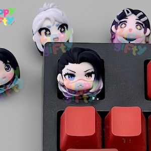 Könnte beinhalten: Eine Sammlung von Keycaps mit Anime-Charakteren in verschiedenen Farben. Die Keycaps sind für eine mechanische Tastatur konzipiert, mit roten Tasten. Die Charaktere haben große Augen und detaillierte Gesichtszüge. Das Logo "Zippy Gift" ist sichtbar.