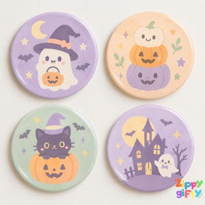 Pode incluir: Quatro botões redondos com ilustrações de Halloween. Um mostra um fantasma com chapéu de bruxa e balde de abóbora, um tem três abóboras empilhadas, um mostra um gato preto com chapéu de bruxa numa abóbora e um mostra uma casa assombrada.