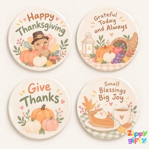 Könnte beinhalten: Ein Set aus vier runden Untersetzern mit Thanksgiving-Motiven. Einer zeigt einen Truthahn mit Kürbissen und den Text Happy Thanksgiving. Ein anderer zeigt ein Füllhorn, eine Laterne und Kürbisse mit Grateful Today and Always. Ein dritter trägt die Aufschrift Give Thanks mit Kürbissen. Der letzte zeigt Kuchen und Kaffee mit Small Blessings Big Joy.