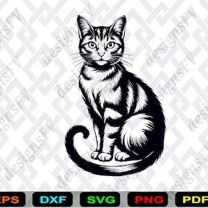 Op de afbeelding: Zwart-wit illustratie van een zittende kat met strepen. De kat heeft een lange staart en kijkt naar voren. De afbeelding bevat de tekst "designsFV" en bestandstype-pictogrammen voor EPS, DXF, SVG, PNG en PDF.