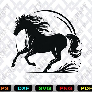 Op de afbeelding: Een zwart silhouet van een rennend paard, geplaatst in een gebogen frame. Het paard wordt in volle gang afgebeeld, met vloeiende manen en staart, en waterspetters rond zijn hoeven. Bestandstype-pictogrammen: EPS, DXF, SVG, PNG en PDF.