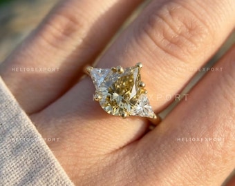 Bague trois pierres moissanite poire jaune, contrastes latéraux triangulaires, alliance d'anniversaire, Helios Export