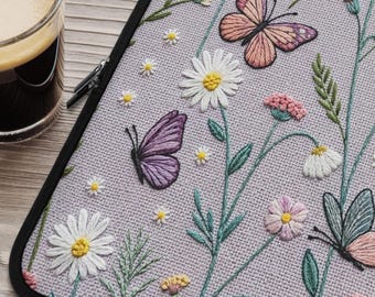 Laptophoes met imitatieborduurwerk en wilde bloemenweidemotief, gewatteerde MacBook-hoes, computerhoes in cottagecore-stijl, iPad-hoes, tablethoes