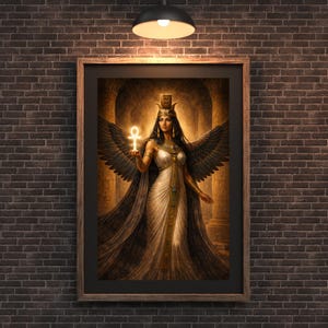 Peut inclure: Œuvre encadrée représentant une déesse égyptienne avec des ailes sombres et une robe blanche. Elle tient un symbole ankh brillant. L'œuvre est placée devant des colonnes dorées, encadrée dans un cadre en bois foncé, et accrochée à un mur de briques.
