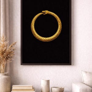 Könnte beinhalten: Gerahmter Kunstdruck mit einem goldenen Ouroboros, einer Schlange, die ihren Schwanz frisst, vor schwarzem Hintergrund. Das Kunstwerk wird in einem dunkelbraunen Rahmen präsentiert. Ein dekoratives Stück für die Inneneinrichtung.