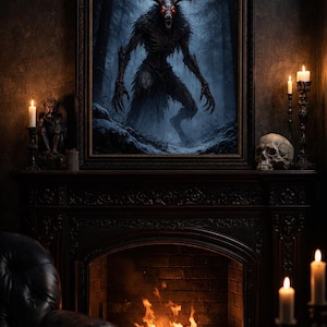 Puede incluir: Una obra de arte enmarcada que representa una criatura oscura con cuernos y ojos rojos brillantes en un entorno forestal. La obra está sobre una chimenea con leños ardiendo, velas y una calavera, creando un ambiente gótico.