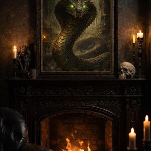Op de afbeelding: Een ingelijst schilderij van een slang met gloeiende groene ogen hangt boven een open haard. De kamer is zwak verlicht, met kaarsen op de schoorsteenmantel en een brandend vuur in de haard. Het schilderij is het middelpunt van de kamer.
