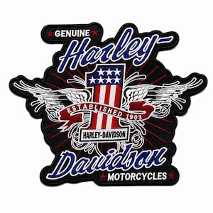 Peut inclure: Un écusson brodé noir avec le texte Genuine Harley-Davidson Motorcycles. Le motif comprend un grand chiffre un avec des rayures rouges et blanches et des étoiles bleues, flanqué d'ailes blanches et d'une bannière rouge indiquant Established 1903.