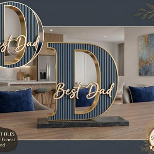Pode incluir: Uma escultura decorativa azul marinho e dourada em forma de 'D' com as palavras "Best Dad" em fonte cursiva. A escultura está sobre uma base de mármore preto e é exibida sobre uma mesa de madeira. A imagem também inclui o texto "3D PRINT FILES STL/3MF Format Stand".