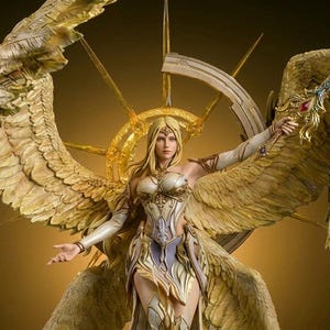 Pode incluir: Estátua detalhada de uma figura feminina com grandes asas douradas e um halo. Ela usa uma roupa branca e dourada e segura uma espada. A estátua tem detalhes intrincados e uma aparência régia, em um fundo dourado.