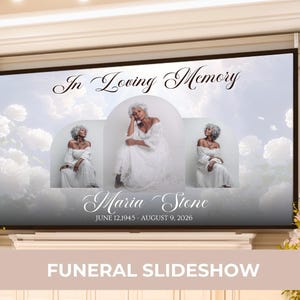 Könnte beinhalten: Eine digitale Trauer-Diashow mit dem Text In Loving Memory, Maria Stone und den Daten 12. JUNI 1945 - 9. AUGUST 2026. Der Hintergrund zeigt weiße Rosen und Wolken mit drei bogenförmigen Rahmen, die Fotos einer Person in einem weißen Kleid enthalten.