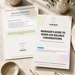 Puede incluir: Dos documentos blancos con texto, "FINAL MANAGER CHECK" y "MANAGER'S GUIDE TO WORK-LIFE BALANCE CONVERSATIONS", están sobre una superficie clara. Una taza de café, un cuenco pequeño con clips, un bolígrafo y gafas también están presentes.