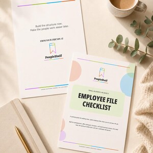 Może przedstawiać: Dwa białe dokumenty papierowe z logo PeopleShelf, kolorową ikoną zakładki. Jeden dokument nosi tytuł Employee File Checklist, z tekstem o tworzeniu czystych plików pracowników. Drugi dokument zawiera tekst Build the structure now.