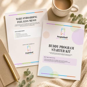 Puede incluir: Dos documentos de papel blanco titulados Buddy Program Starter Kit y Make Onboarding Feel Less Messy, con el logotipo de PeopleShelf, líneas horizontales coloridas y acentos circulares, acompañados por un bolígrafo dorado y una taza.
