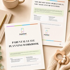 Könnte beinhalten: Eine Kaffeetasse, ein Stift und zwei Arbeitsbücher liegen auf einer hellen Oberfläche. Die Arbeitsbücher tragen die Titel "Parental Leave Planning Workbook" und "You Do Not Need a Perfect Plan, You Need a Clear Next Step." Ein Holzspielzeug für Babys ist ebenfalls vorhanden.