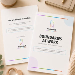 Può includere: Due opuscoli bianchi con il testo "BOUNDARIES AT WORK" e "You are allowed to be clear" sono visualizzati. Sono visibili anche una tazza di caffè, un taccuino, una penna e un giocattolo di legno. Gli opuscoli hanno accenti colorati.