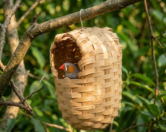 Nido de pájaro de bambú tejido a mano: refugio colgante para exteriores para pinzones y loros.