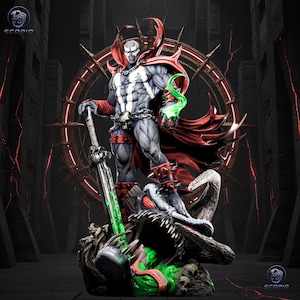 Könnte beinhalten: Detaillierte Statue der Comicfigur Spawn in einer dynamischen Pose. Die Figur ist überwiegend grau und schwarz, mit einem roten Umhang und Akzenten. Er hält ein großes Schwert mit grünem Leuchten und steht auf einem grotesken Sockel. Der Hintergrund zeigt eine dunkle, gotische Umgebung.