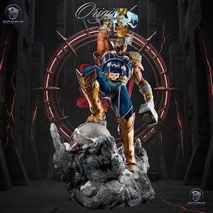 Op de afbeelding: Gedetailleerd beeld van een superheld in een dynamische pose, met een gloeiende hamer en een wapen. De figuur is gekleed in blauwe en gouden bepantsering, met een rode cape. Het beeld is gemonteerd op een rotsachtige basis, met een donkere achtergrond en het woord "Original" in de afbeelding.