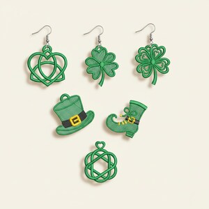 Puede incluir: Una colección de pendientes verdes con temática del Día de San Patricio. Los pendientes incluyen un corazón de nudo celta, tréboles, un sombrero de duende y una bota de duende. Los pendientes están bordados con hilo verde y tienen ganchos plateados.