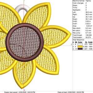 Puede incluir: Dise&ntilde;o de girasol bordado con p&eacute;talos amarillos y centro marr&oacute;n. El dise&ntilde;o incluye un lazo blanco en la parte superior. La imagen tambi&eacute;n muestra detalles t&eacute;cnicos como cambios de color e informaci&oacute;n del hilo.