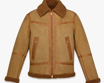 Jacka i mocka, fårskinn och monogramtryck för män och kvinnor