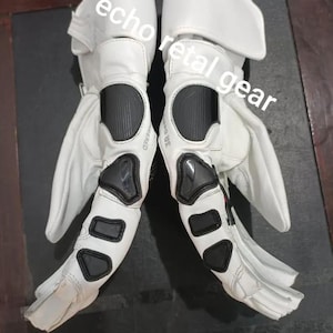 Puede incluir: Par de guantes de moto blancos con paneles protectores negros en los nudillos y las mu&ntilde;ecas. Los guantes tienen un dise&ntilde;o aerodin&aacute;mico con zonas reforzadas y el texto "echo retail gear" es visible.