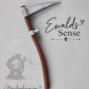 Könnte beinhalten: Eine Sensen-Requisite mit braunem Stiel und silberner Klinge. Der Text Ewalds Sense ist in Schwarz mit einem kleinen Totenkopf-Symbol gedruckt. Eine Illustration einer Kapuzenfigur mit Sense ist neben dem Text Maschendimension zu sehen.