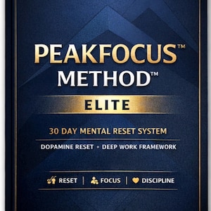 Könnte beinhalten: Buchcover mit dem Titel "PEAKFOCUS METHOD ELITE" in goldfarbenen Buchstaben auf dunkelblauem Hintergrund. Das Cover enthält auch den Text "30 DAY MENTAL RESET SYSTEM" und "DOPAMINE RESET + DEEP WORK FRAMEWORK". Das Buch hat einen goldenen Rand.