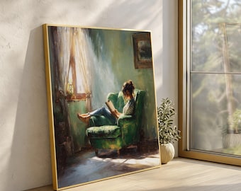 Op de afbeelding: Een ingelijst schilderij toont een persoon die leest in een groene fauteuil. Het kunstwerk, met een gouden lijst, toont een gezellige interieurscène met een raam en zachte verlichting. Het kleurenpalet omvat groen, blauw en warme tinten.